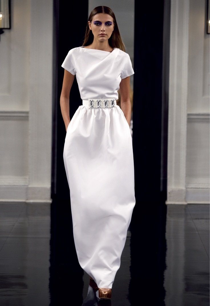 Белое платье миди с пышной юбкой