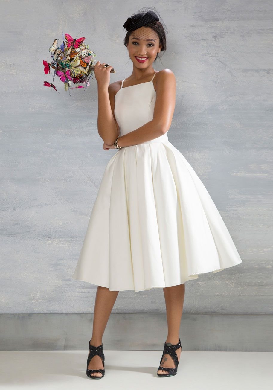 Бежевое свадебное платье миди