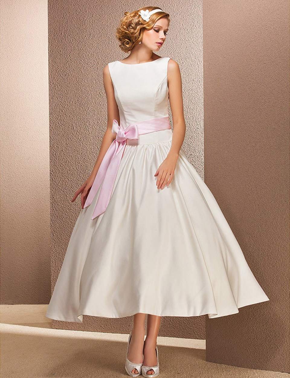 Белое платье ниже колена