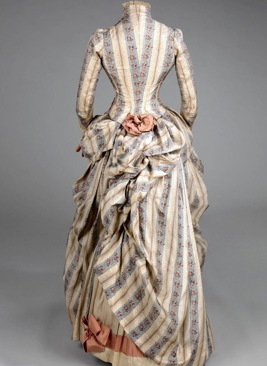 Девочка в старинном платье