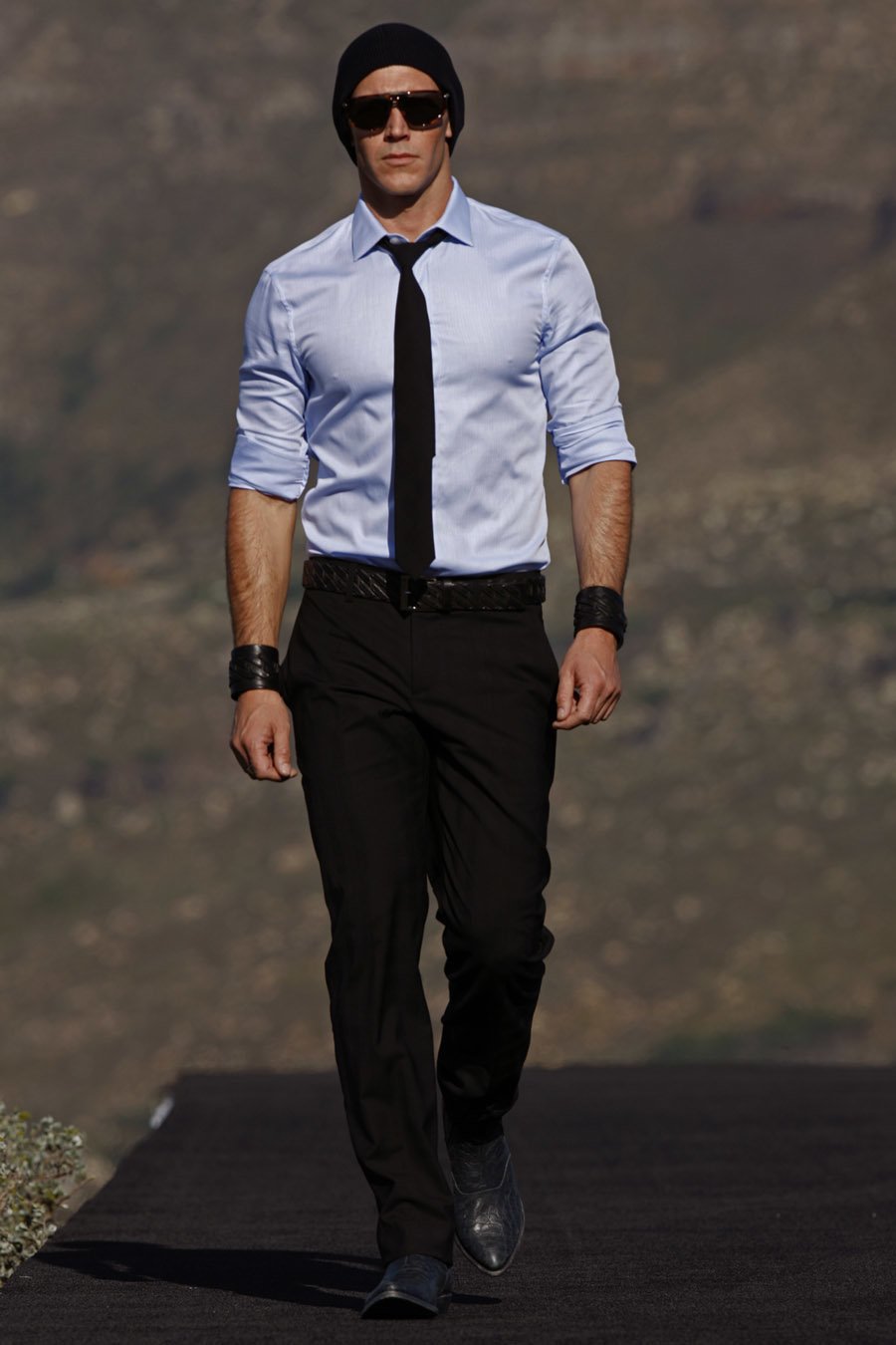 Белая рубашка с подтяжками