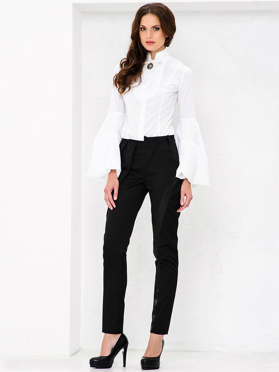 Белая блузка и черные брюки
