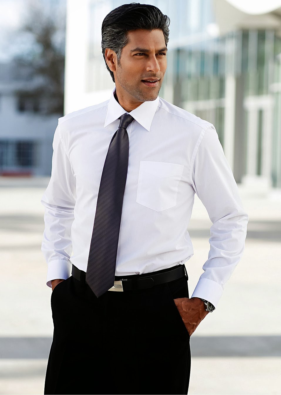 Кожаные брюки с белой рубашкой