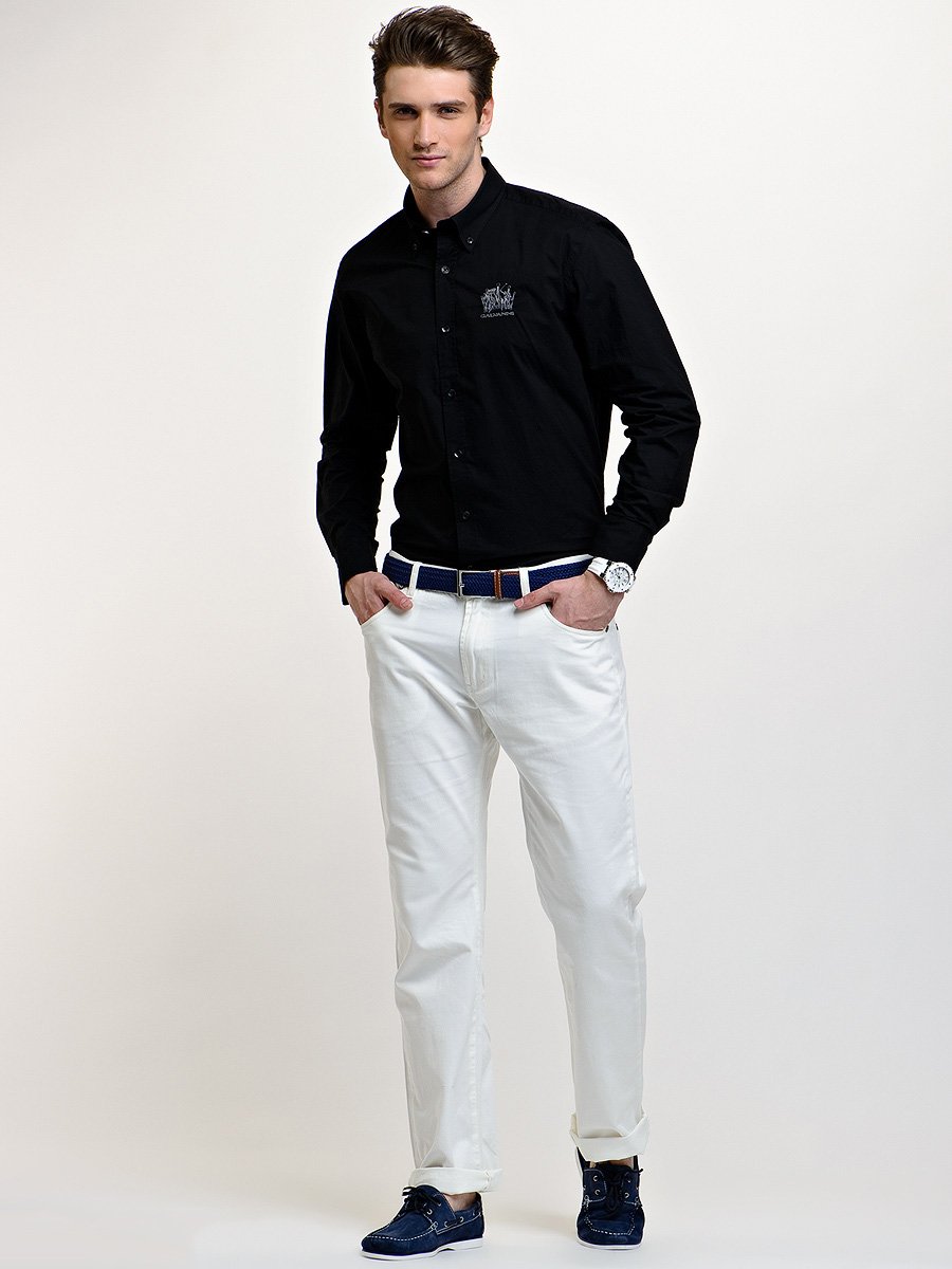 Мужчина в рубашке и брюках