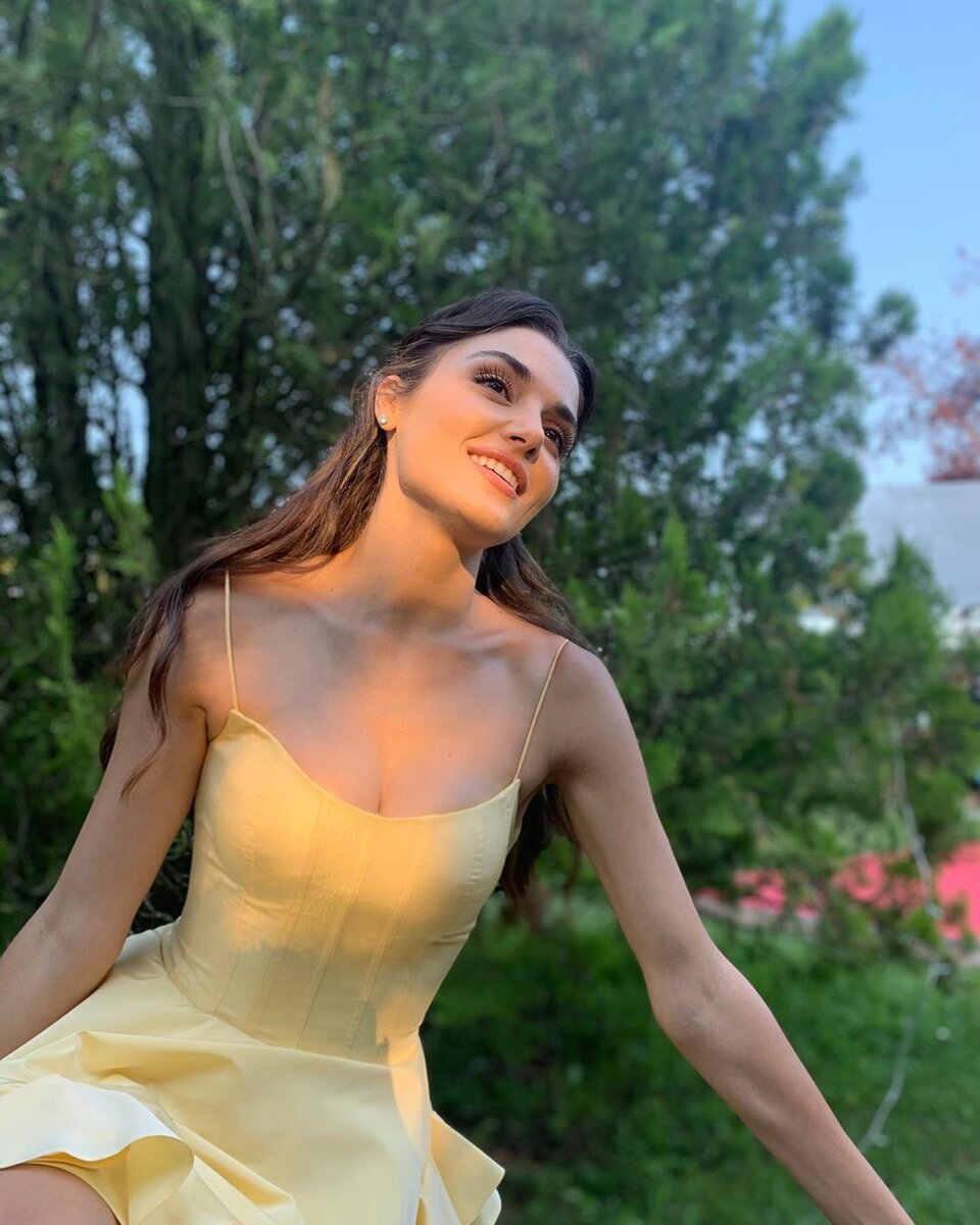 Ханде Эрчел лето 2021