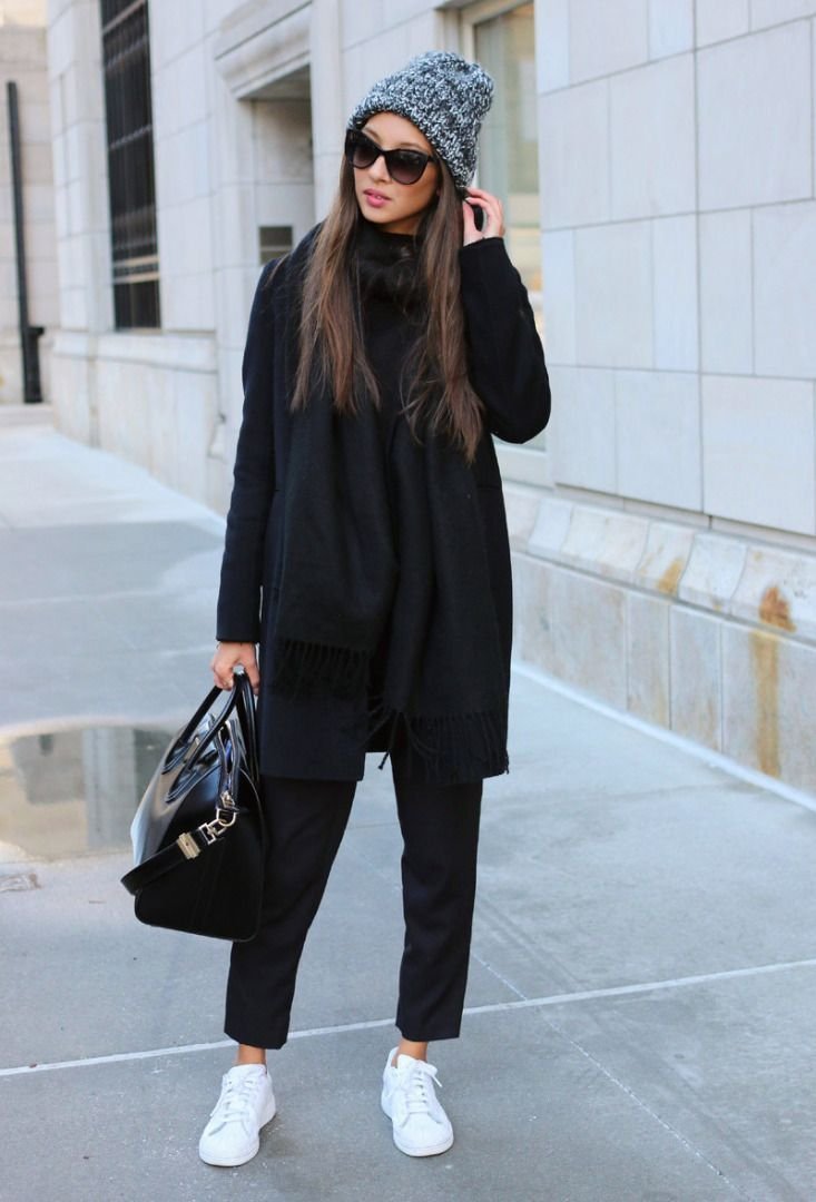 Брючный костюм с кроссовками