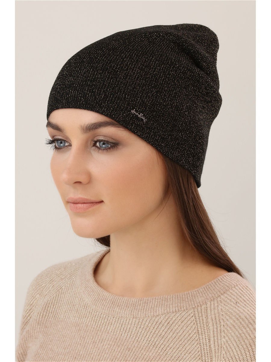 Шапка черного цвета с люрексом спицами