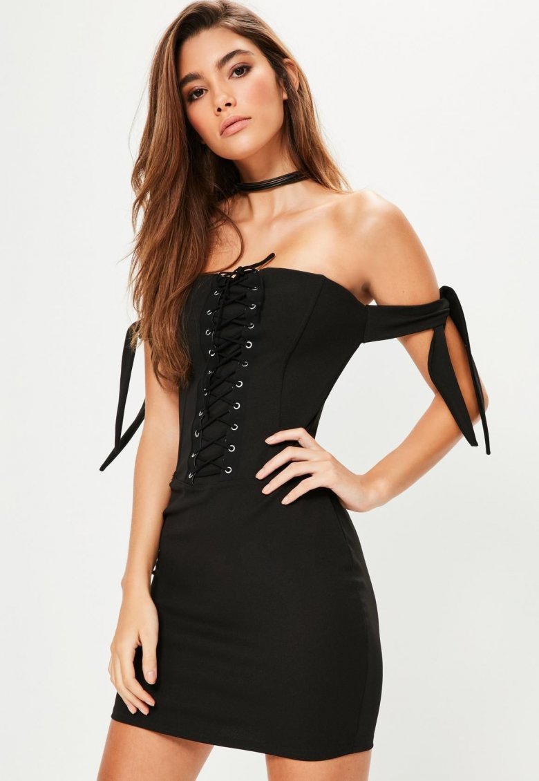 Черное платье с корсетом