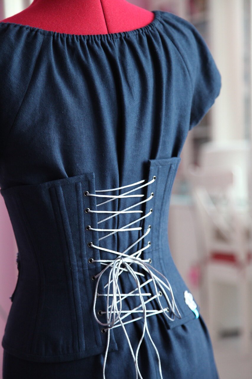 Имитация шнуровки на платье