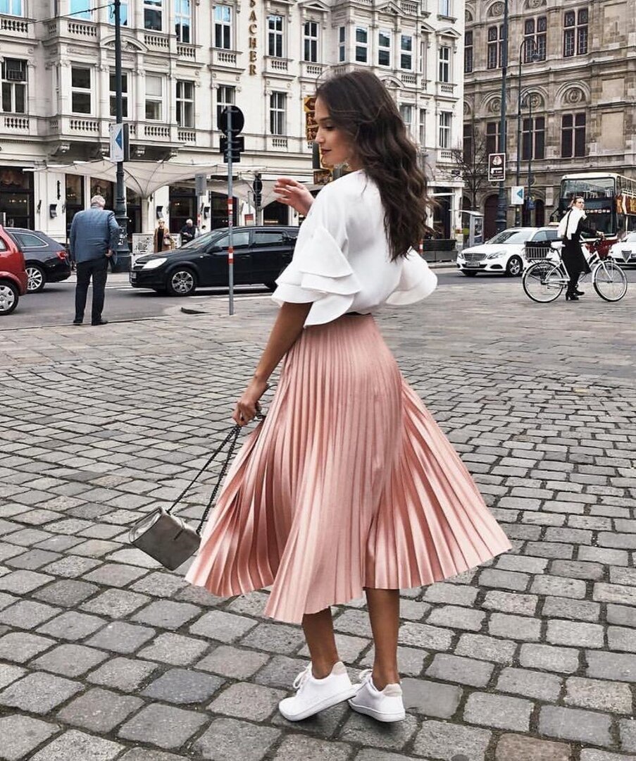 Девушки в топах и мини юбках