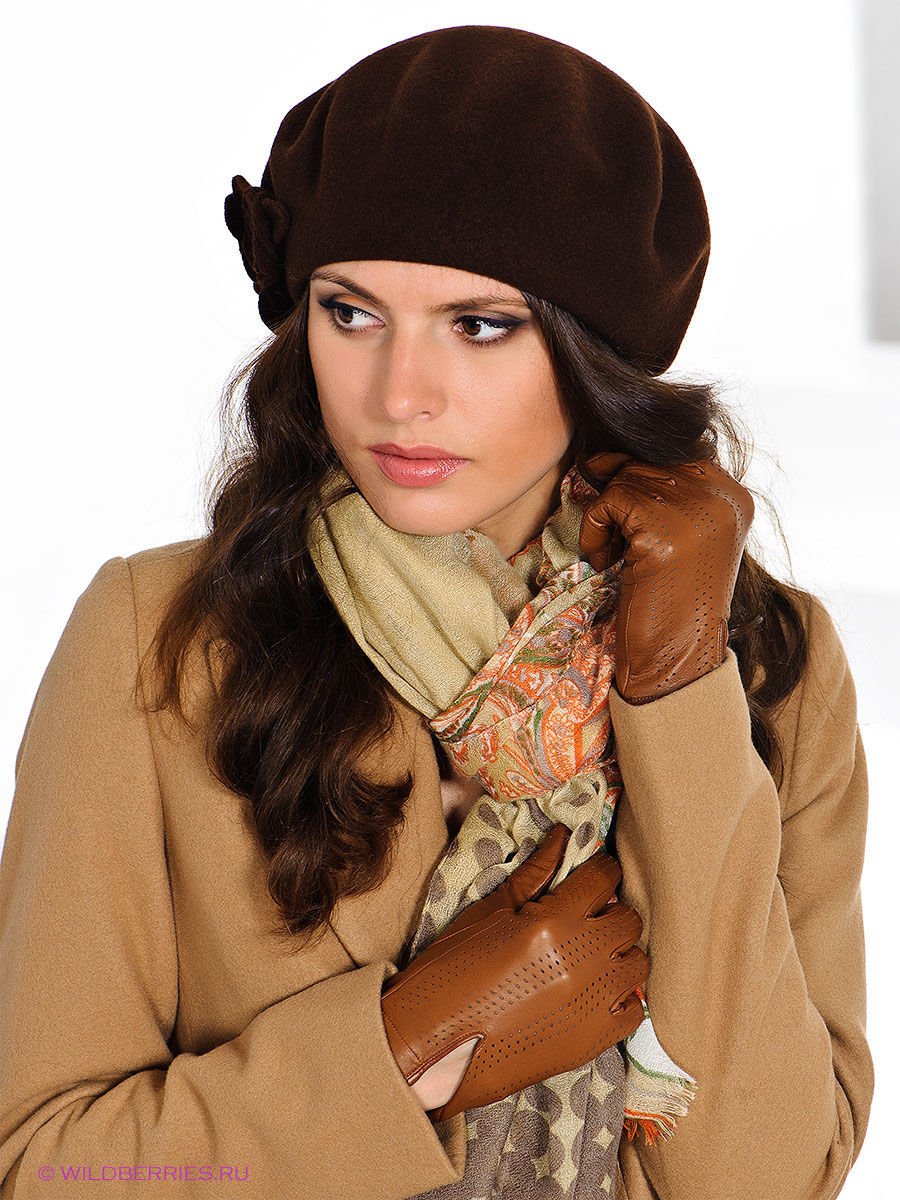 Тельняшка с бежевым пальто