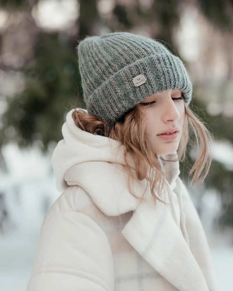 Серая шапка с помпоном