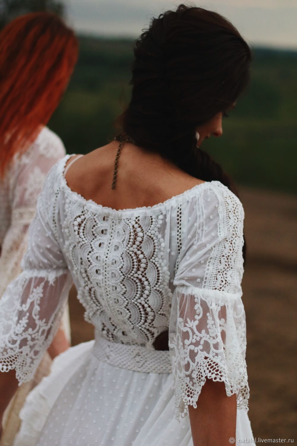 Платье с шитьем и кружевом