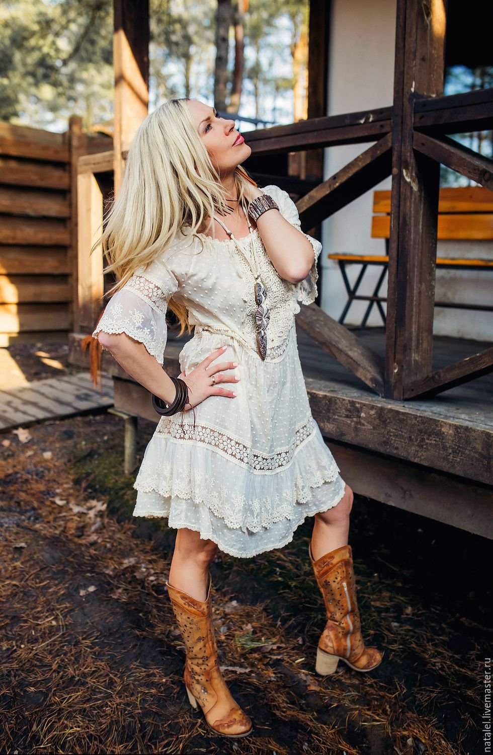 Белое кружевное платье в стиле бохо