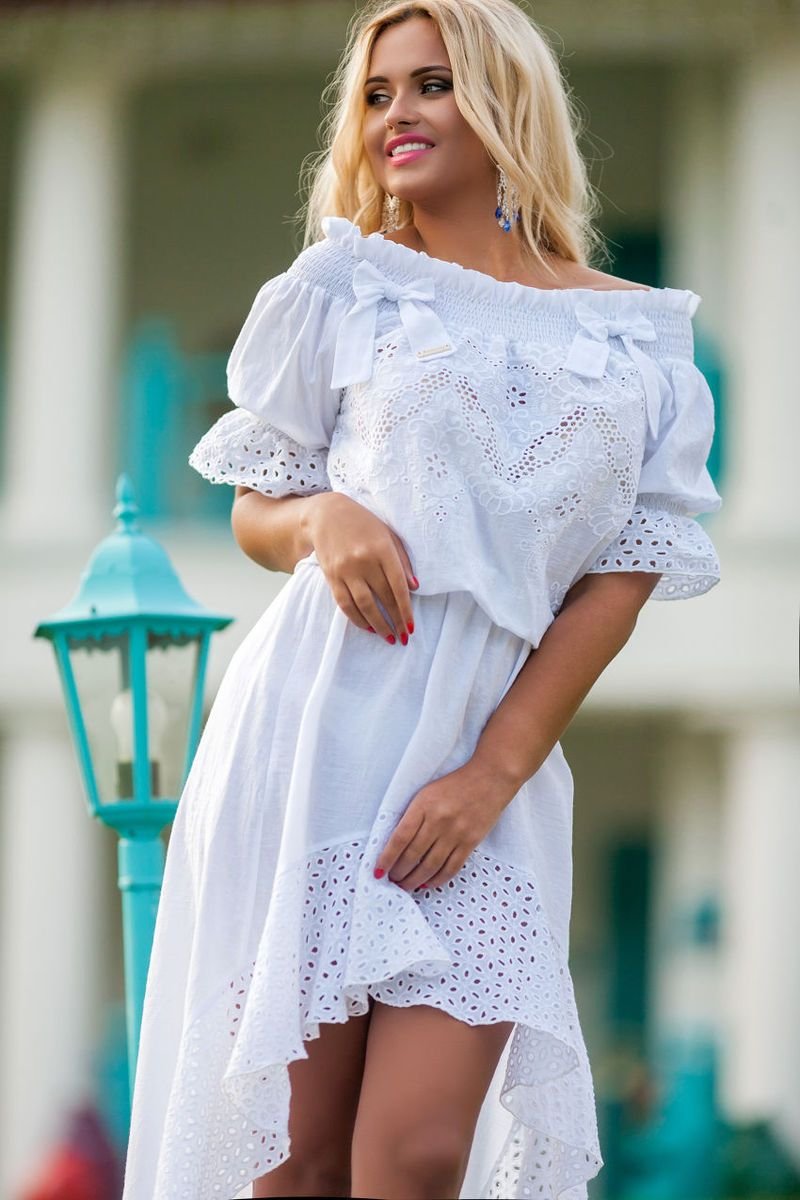 Платье из батиста с кружевом