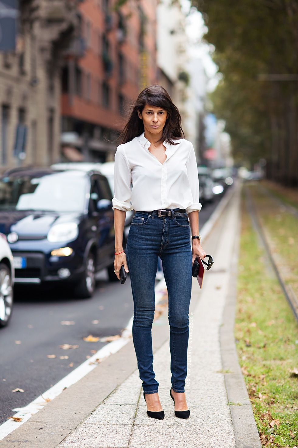 Девушка в джинсах с ремнем