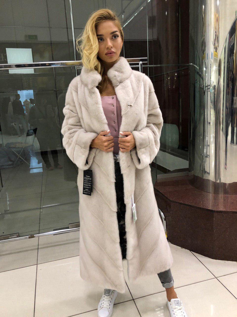 Брюнетки в меховых жилетках