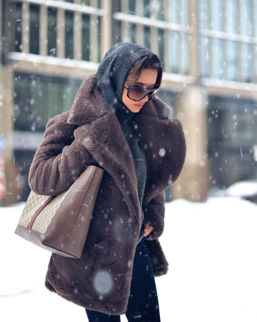 Короткая норковая шуба и кроссовки