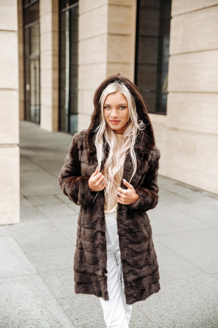 Норковая шуба и спортивный костюм