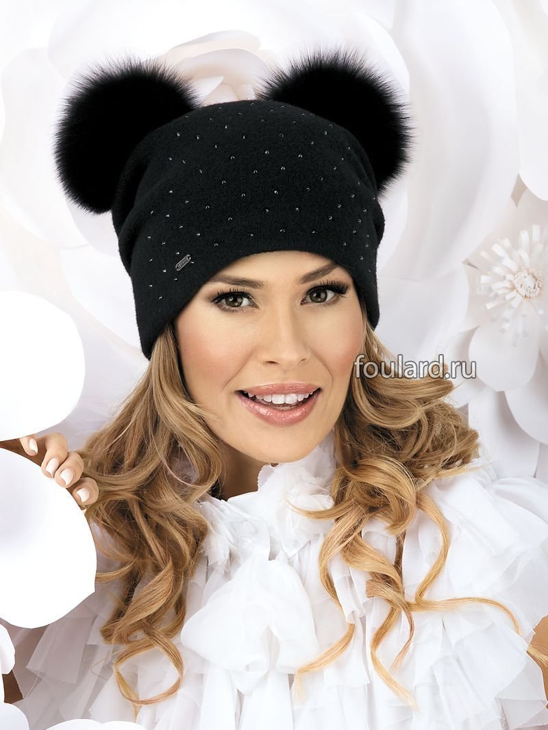 Шапка с двумя помпонами женская