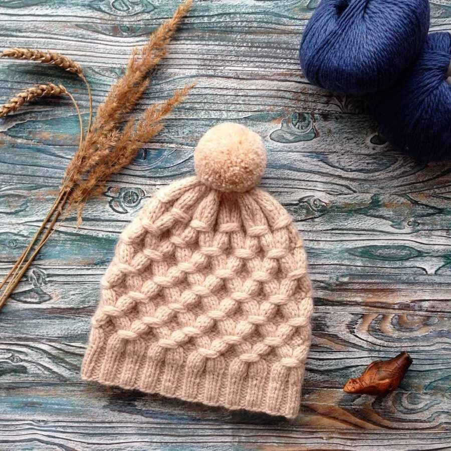 Вязаная шапка с длинными ушками