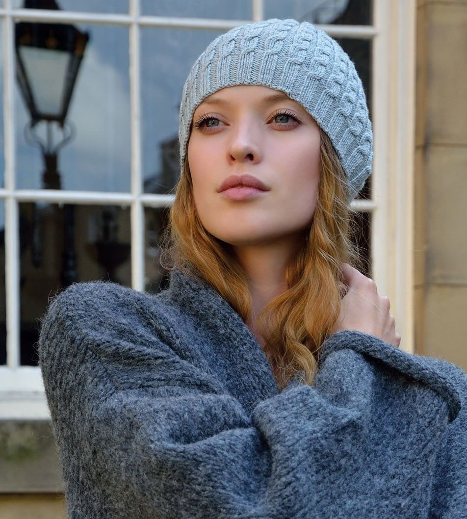 Женская шапка спицами из тонкой пряжи