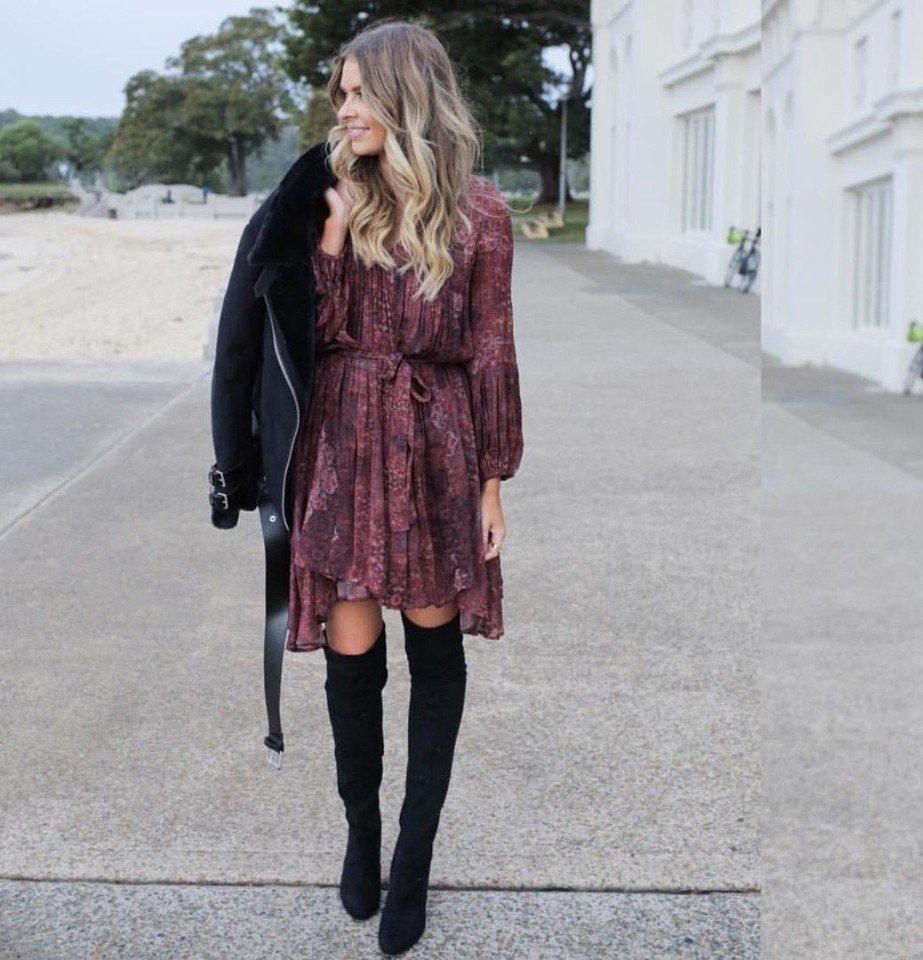 Платье с ботфортами на каблуке