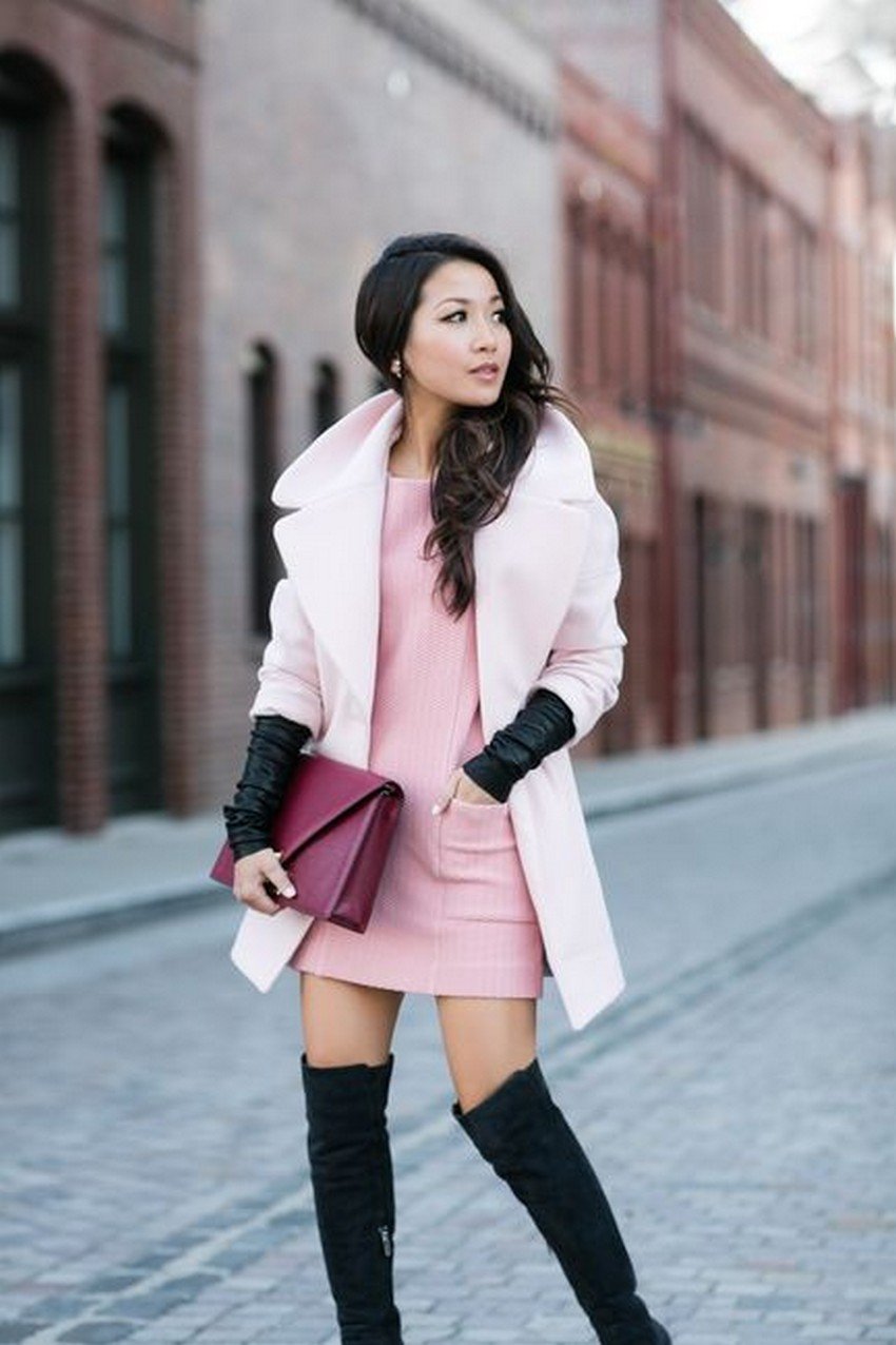 Серое платье и розовые туфли