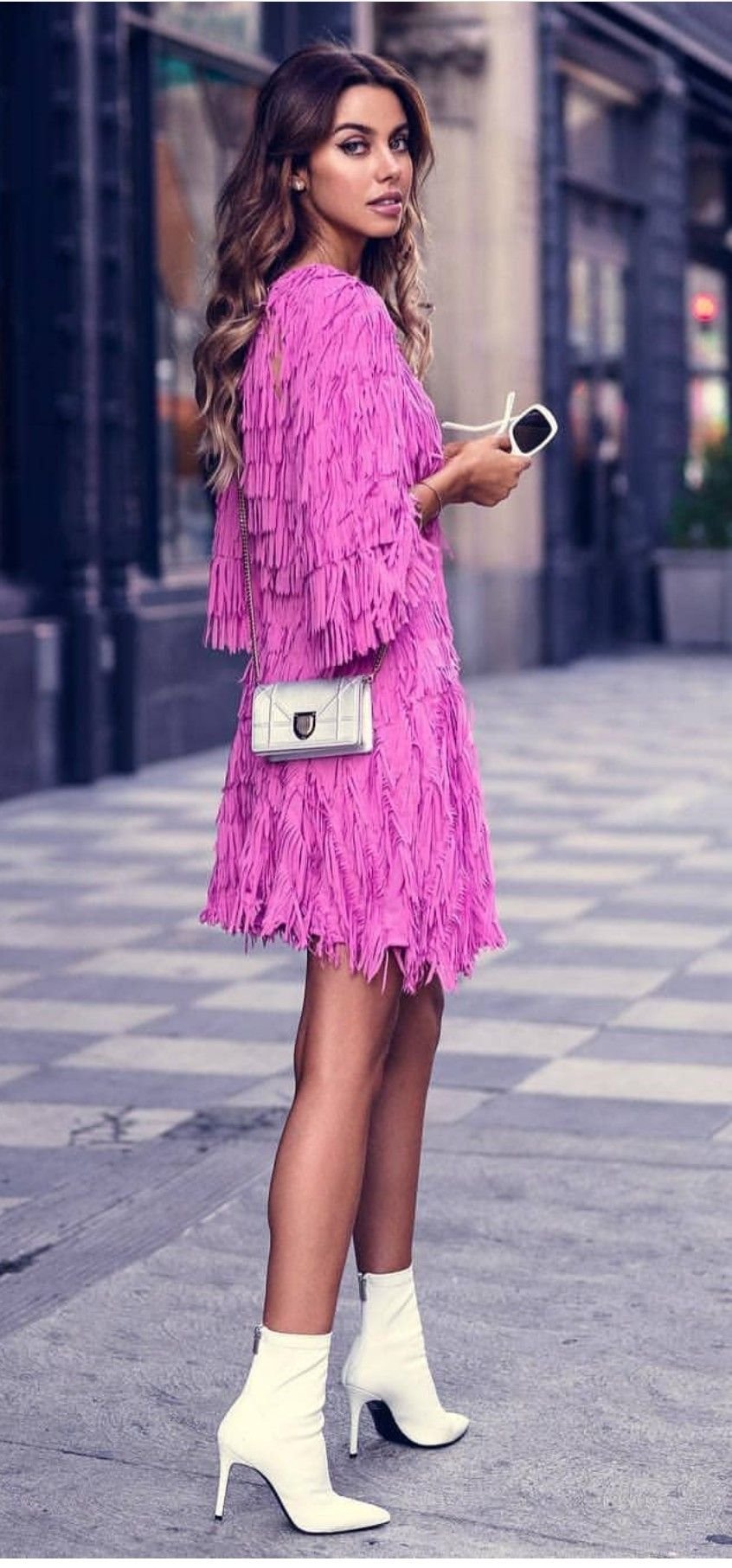 Красное платье с ботфортами