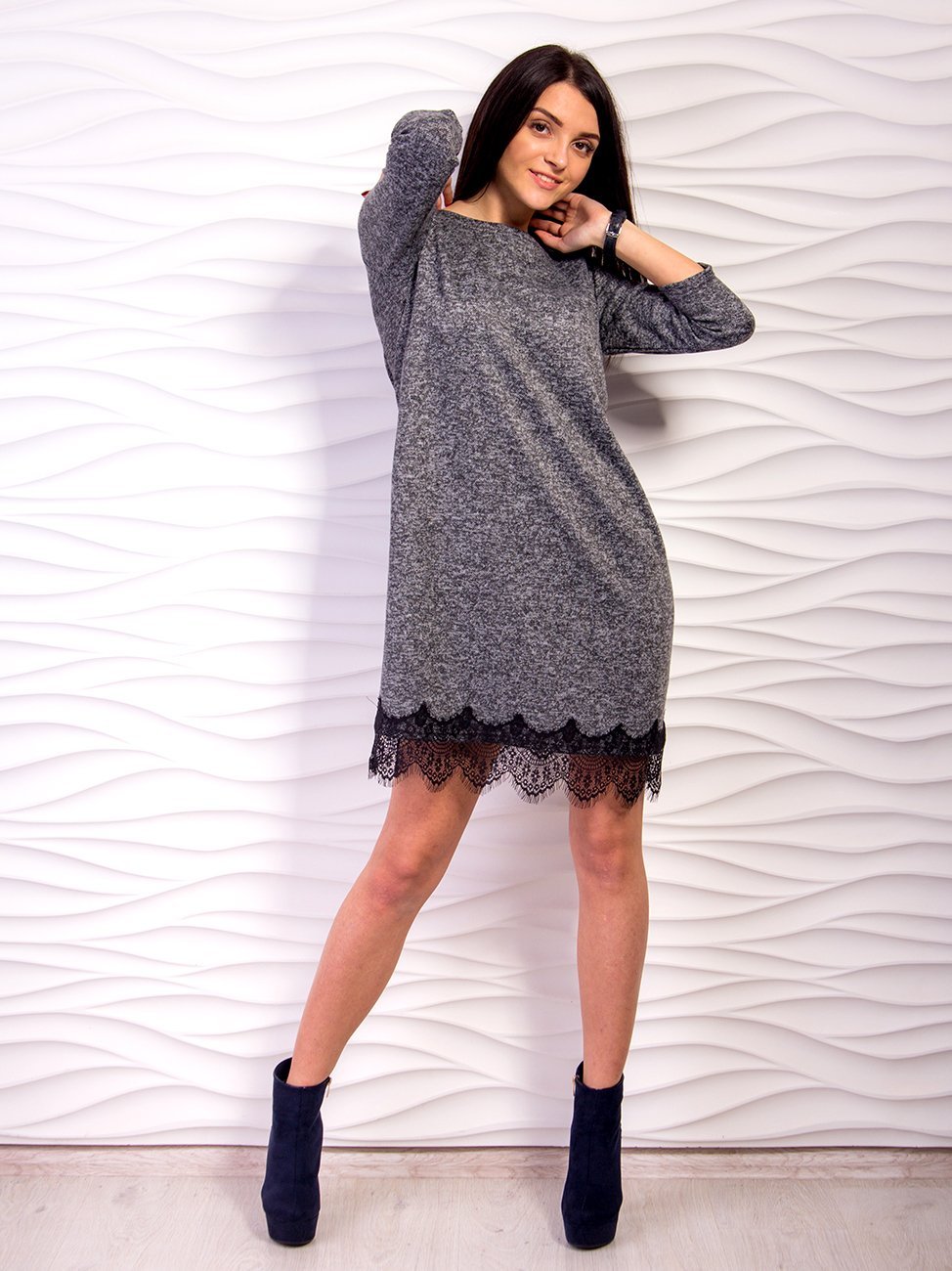 Вязаное платье с кружевом по низу