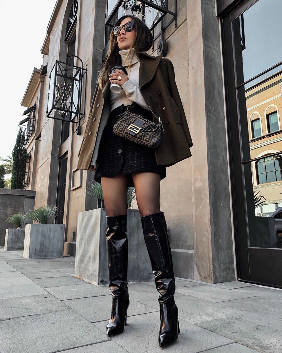 Платье с ботфортами