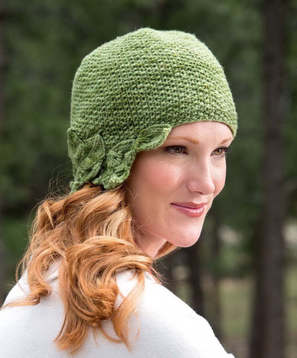 Стильная шапка спицами для женщин