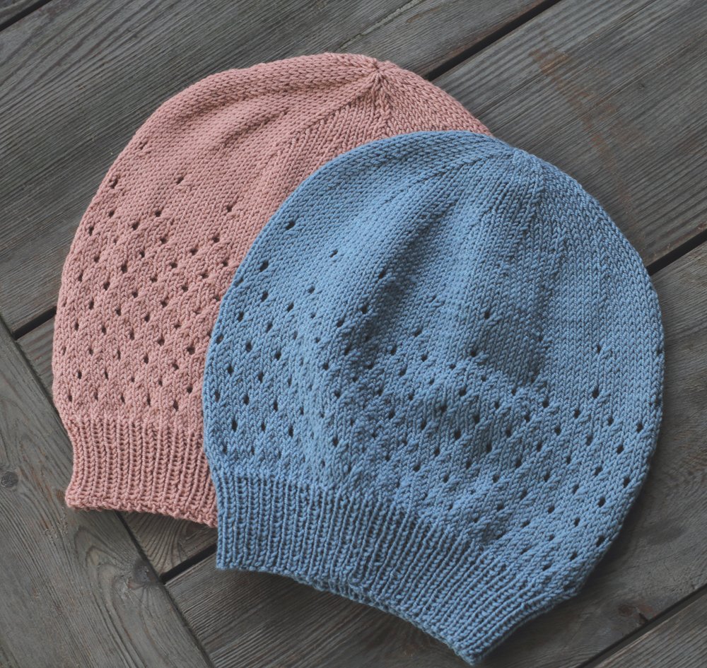 Вязаная шапка с дырочками