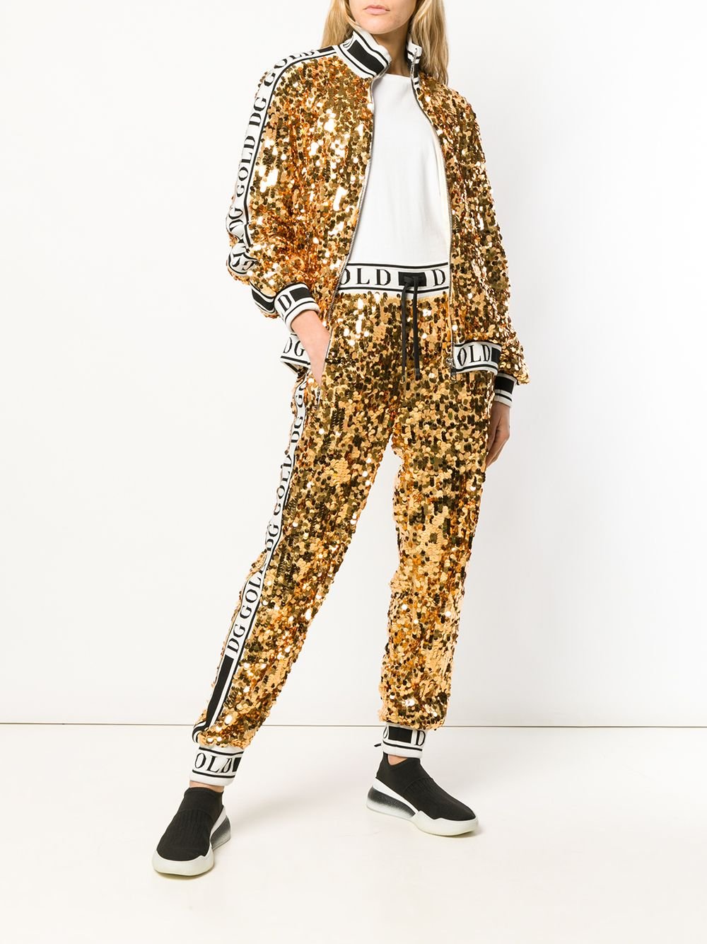 Костюм с красными пайетками