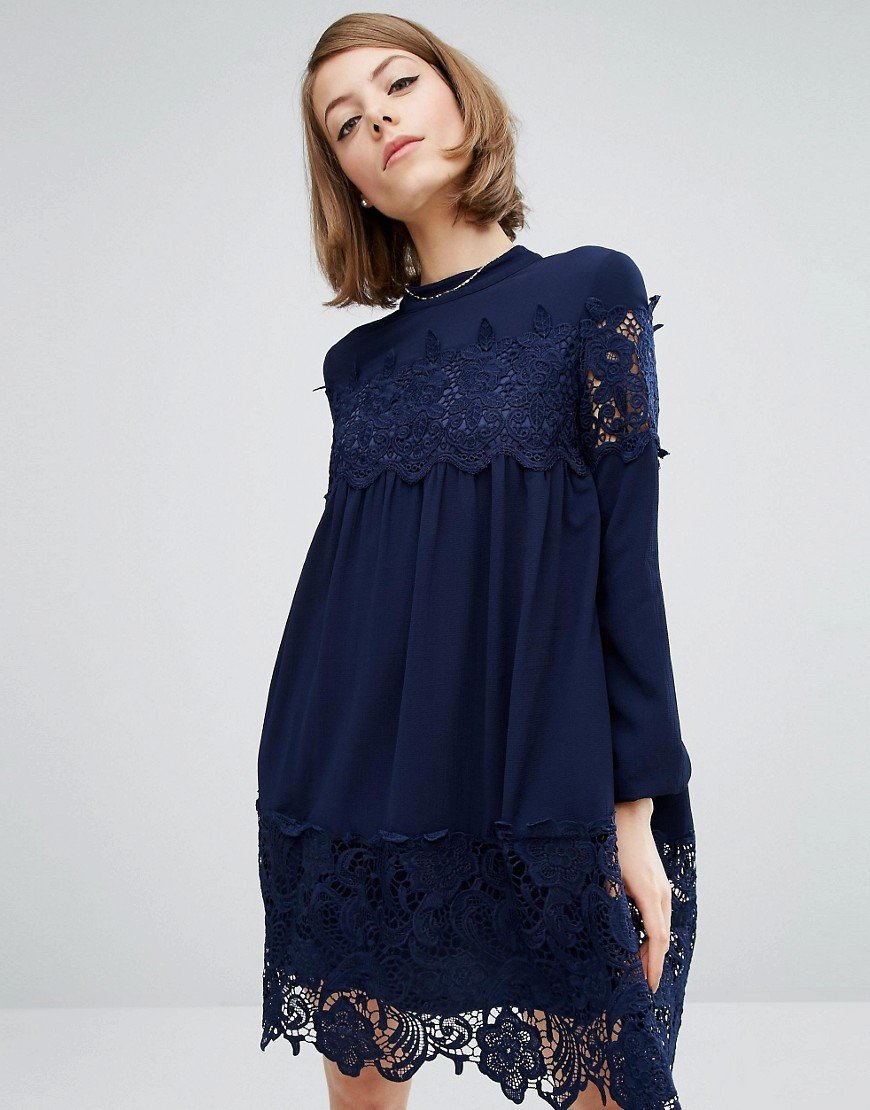 Платья с отделкой из кружева