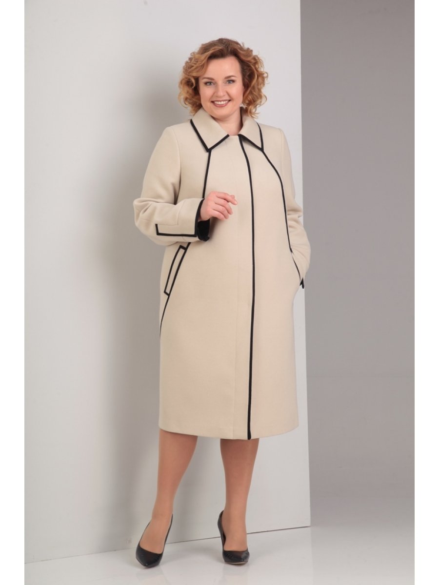 Пожилая женщина в пальто