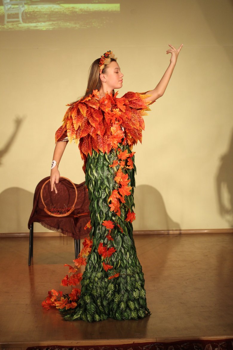 Платье из осенних листьев