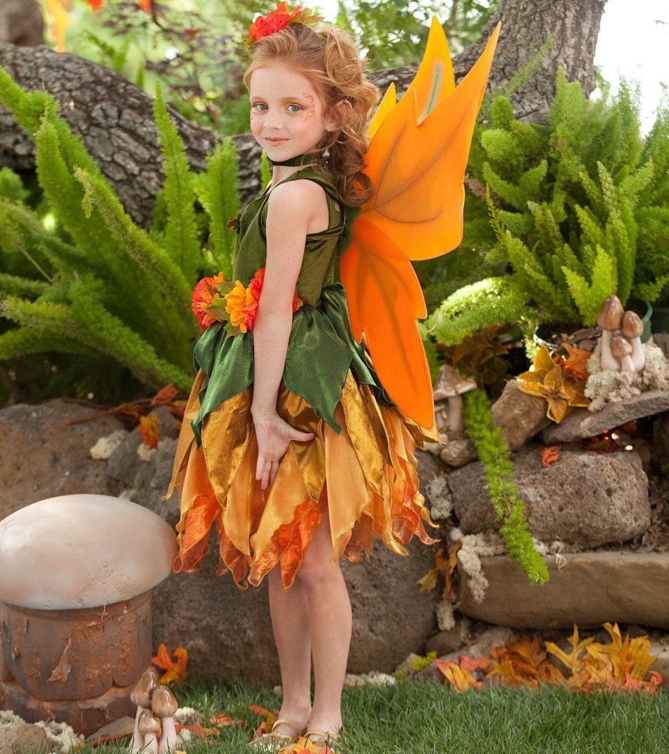 Девушка в платье из осенних листьев