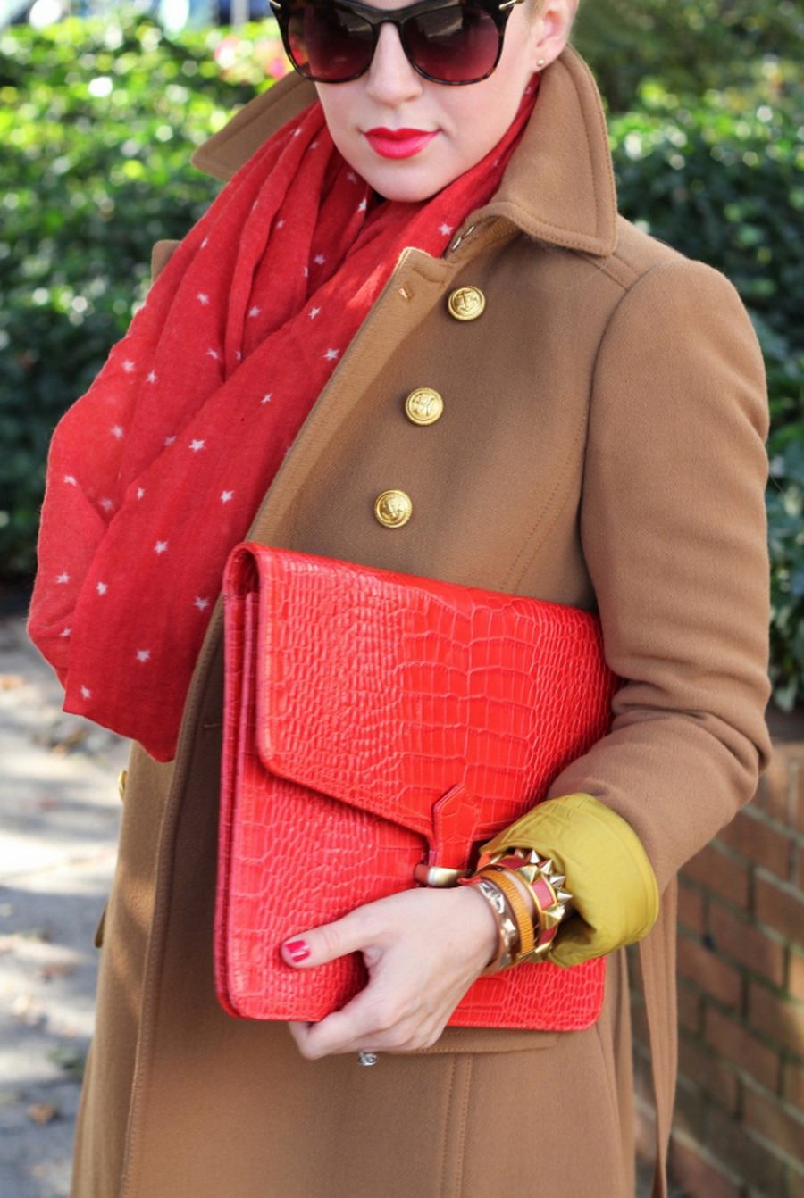 Пальто красного цвета