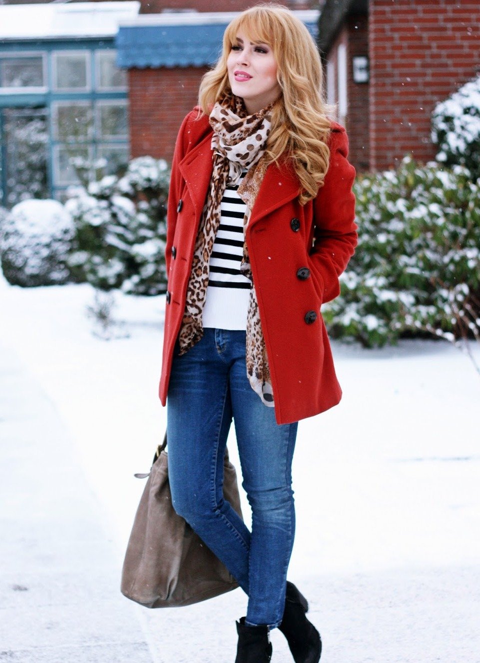 Шапка под красное пальто