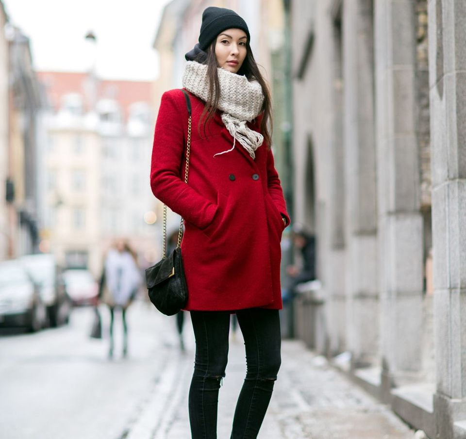 Шарф к красному пальто