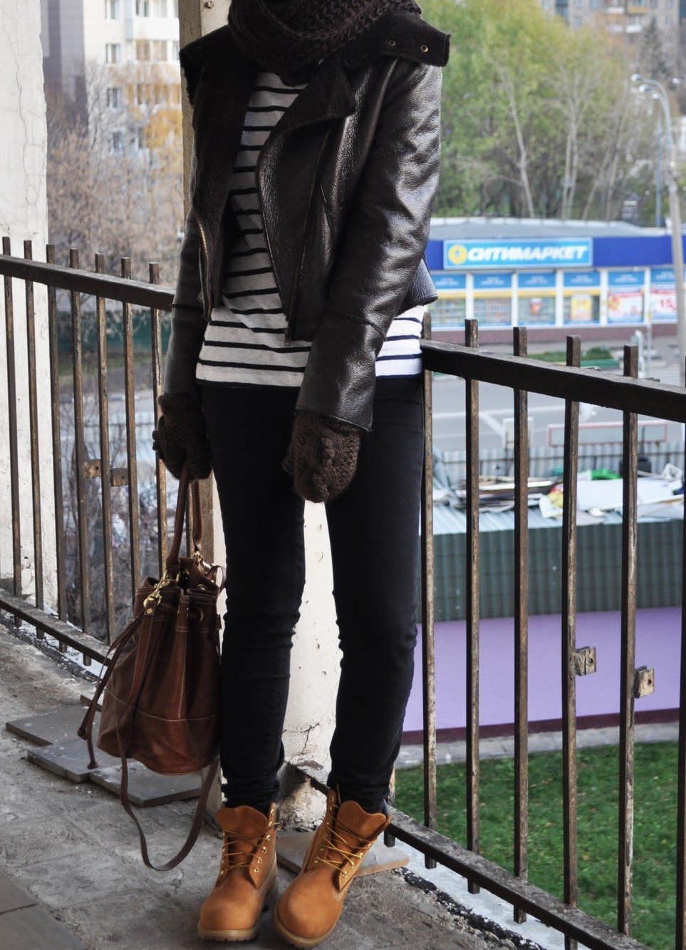 Шарф поверх капюшона