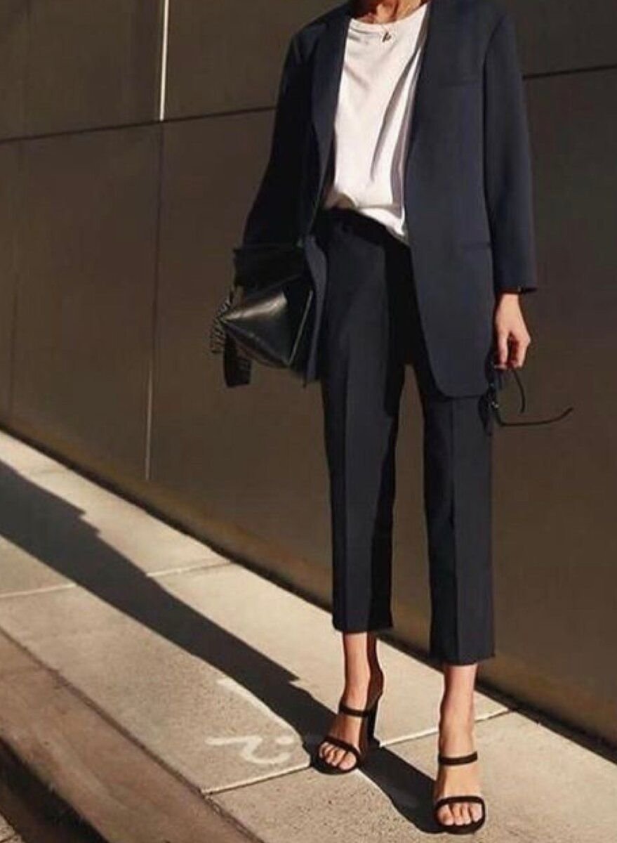 Серый пиджак и черные брюки женские