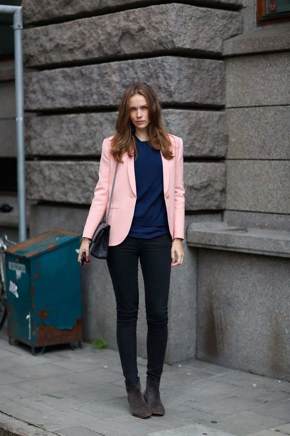 Серый пиджак кремовые штаны женский