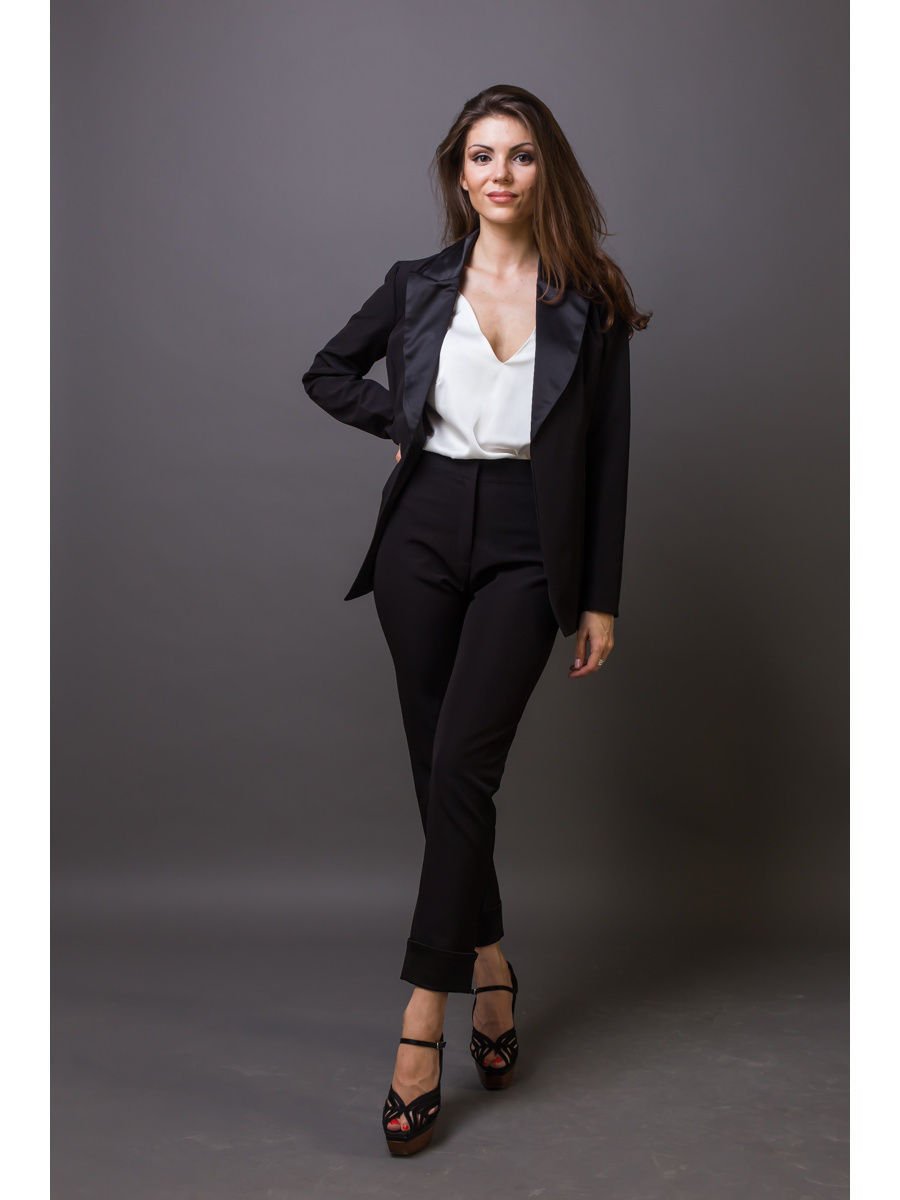 Серый пиджак и черные брюки женские