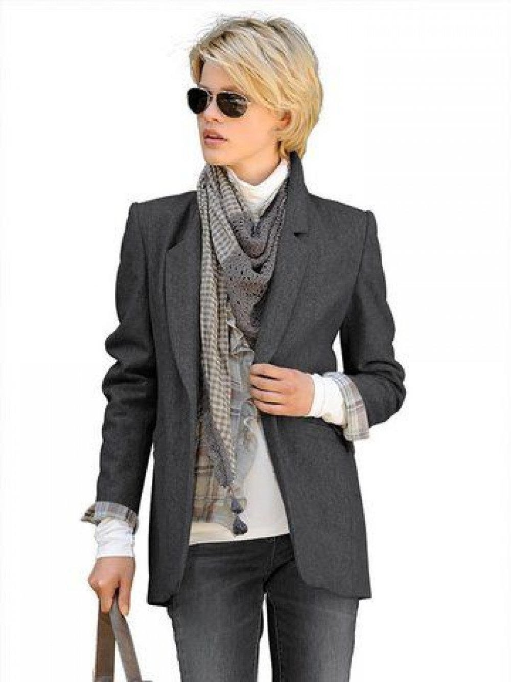 Черный пиджак с серыми джинсами женский