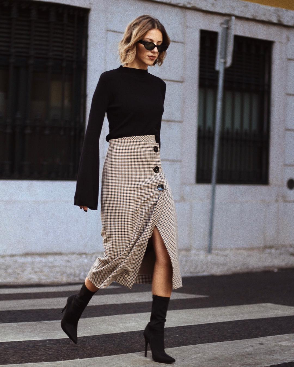 Юбка карандаш с кроссовками