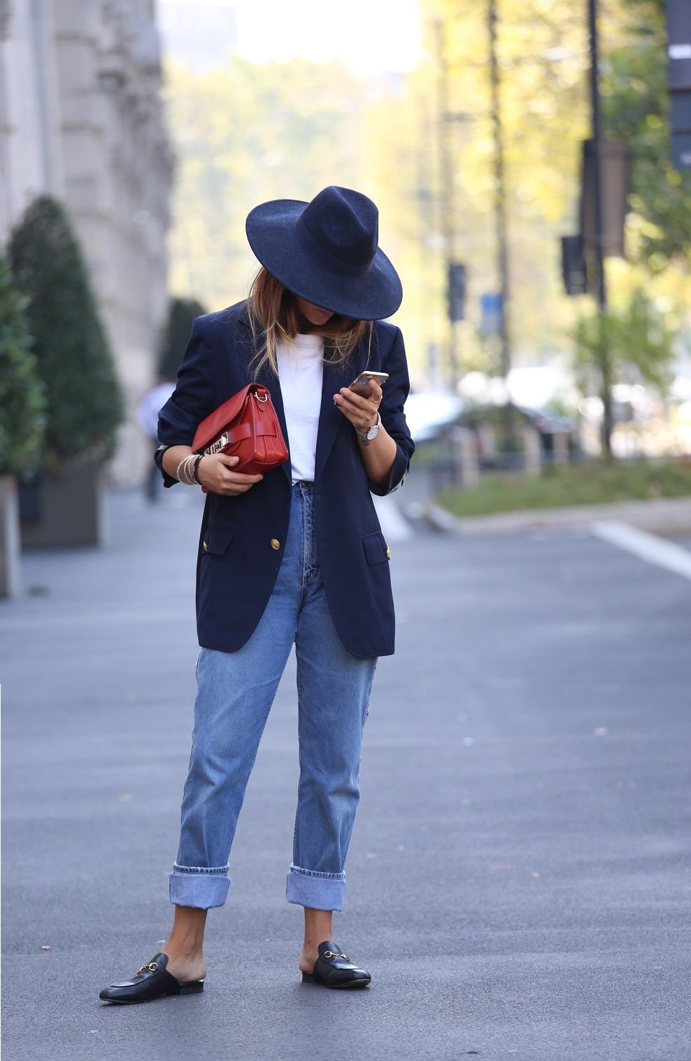 Челси с джинсами мом