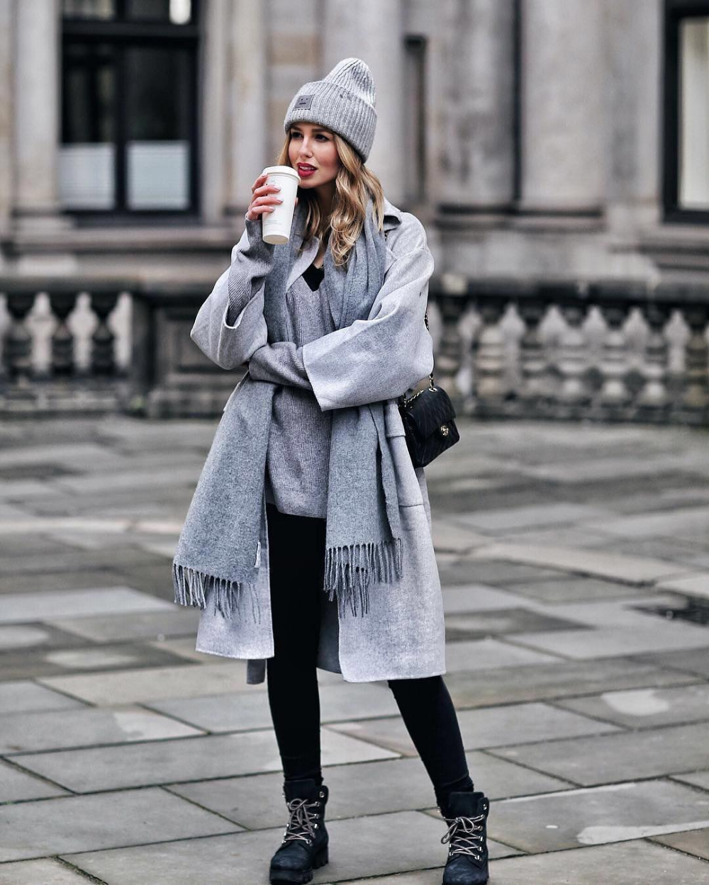 Серое пальто и берет