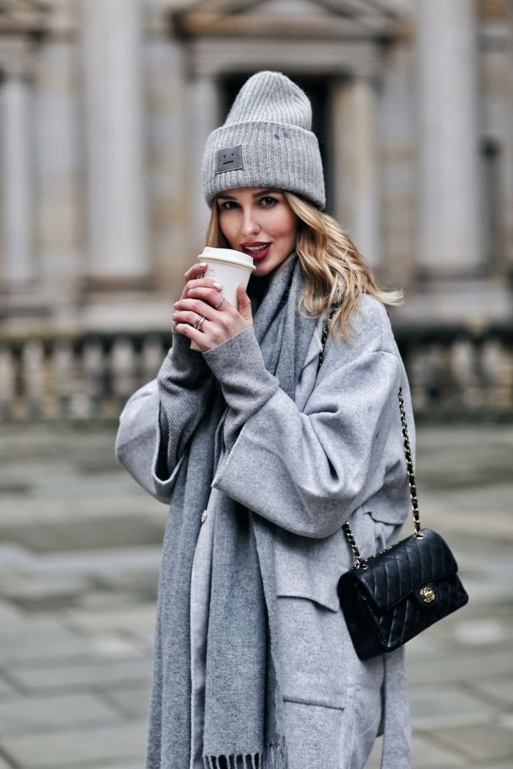 Серое пальто с бордовой шапкой